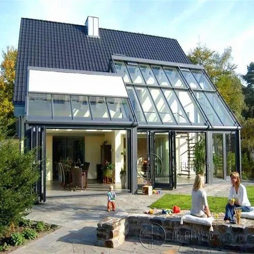 玻璃屋顶并开有较大天窗的轻钢别墅